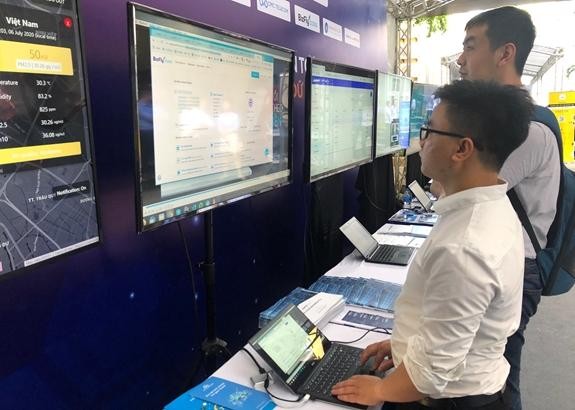 Người dùng trải nghiệm dịch vụ điện toán đám mây do doanh nghiệp Việt Nam phát triển.