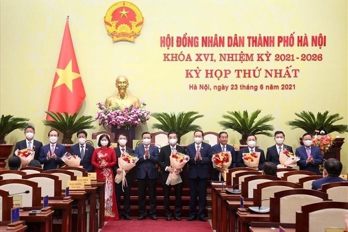 Phó Chủ tịch Thường trực Quốc hội Trần Thanh Mẫn, Bí thư Thành uỷ Đinh Tiến Dũng tặng hoa chúc mừng Chủ tịch và các Phó Chủ tịch UBND TP. Hà Nội tại kỳ họp thứ nhất, HĐND TP (tháng 6/2021).
