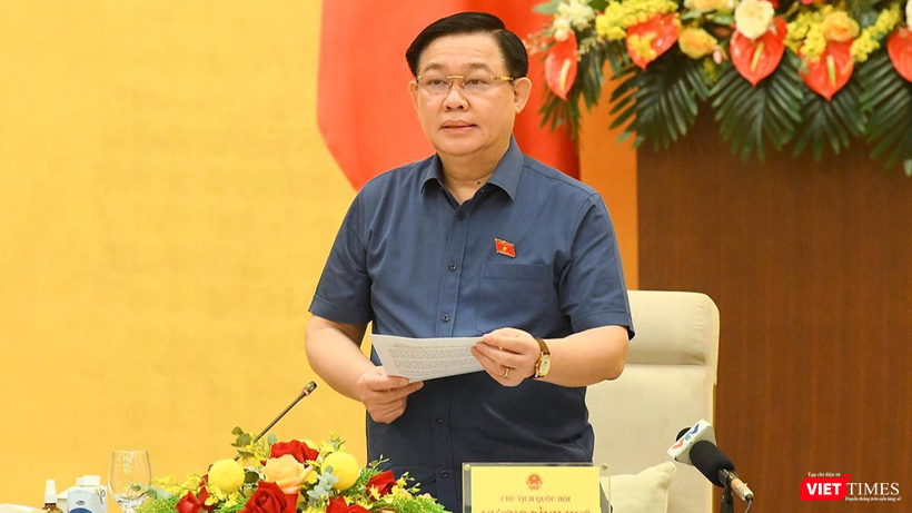 Chủ tịch Quốc hội Vương Đình Huệ phát biểu.