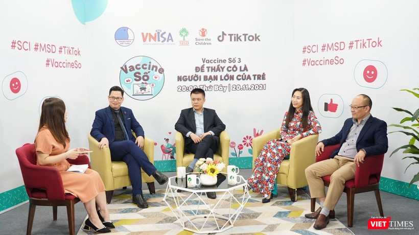 Các khách mời tham dự buổi trao đổi “Để giáo viên là người bạn lớn của trẻ”, trong khuôn khổ chương trình &quot;Vaccine số&quot;.