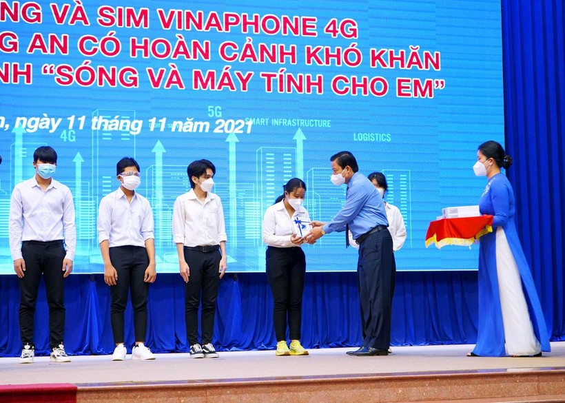 VNPT trao tặng máy tính bảng kèm sim VinaPhone miễn phí 4GB data mỗi ngày. VNPT trao tặng máy tính bảng kèm sim VinaPhone miễn phí 4GB data mỗi ngày.