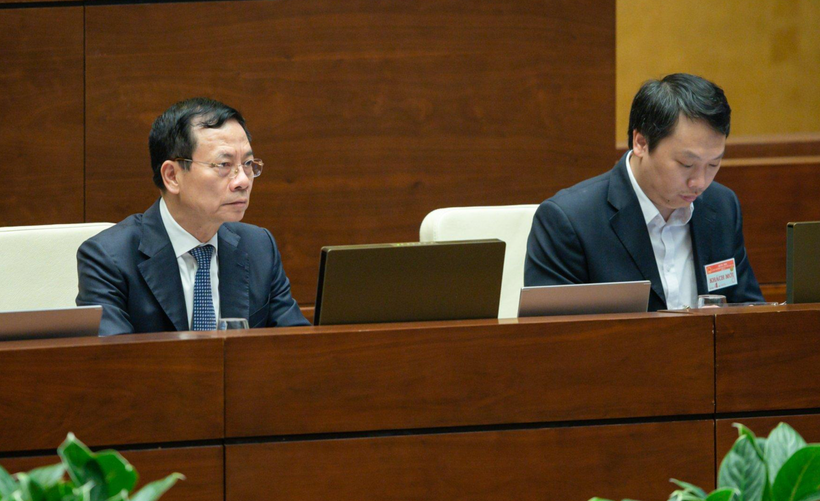 Bộ trưởng Nguyễn Mạnh Hùng và Thứ trưởng Nguyễn Huy Dũng lắng nghe các ý kiến góp ý của ĐBQH về Luật giao dịch điện tử sửa đổi. Bộ trưởng Nguyễn Mạnh Hùng và Thứ trưởng Nguyễn Huy Dũng lắng nghe các ý kiến góp ý của ĐBQH về Luật giao dịch điện tử sửa đổi.