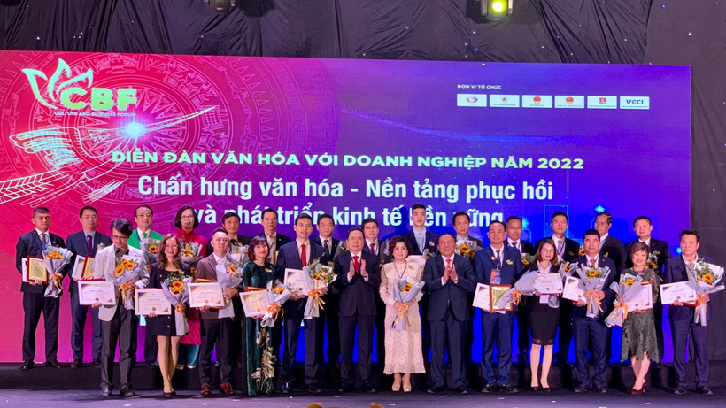 Phó Chủ tịch Thường trực Quốc hội Trần Thanh Mẫn và Bộ trưởng Bộ Văn hoá - Thể thao và Du lịch Nguyễn Văn Hùng trao chứng nhận cho 24 doanh nghiệp đạt chuẩn Văn hoá kinh doanh Việt Nam. Phó Chủ tịch Thường trực Quốc hội Trần Thanh Mẫn và Bộ trưởng Bộ Văn hoá - Thể thao và Du lịch Nguyễn Văn Hùng trao chứng nhận cho 24 doanh nghiệp đạt chuẩn Văn hoá kinh doanh Việt Nam.