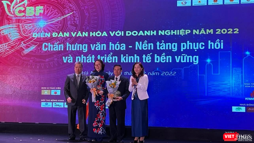 Bà Trịnh Thị Thuỷ - Thứ trưởng Bộ Văn hoá, Thể thao và Du lịch và ông Hồ Anh Tuấn - Chủ tịch Hiệp hội Phát triển văn hoá doanh nghiệp Việt Nam - trao hoa cảm ơn những đóng góp của ông Lê Doãn Hợp - Chủ tịch Hội đồng Thẩm định Quốc gia và bà Phạm Thu Hương - đại diện Hội đồng thẩm định xét chọn Doanh nghiệp đạt chuẩn Văn hoá kinh doanh Việt Nam. Bà Trịnh Thị Thuỷ - Thứ trưởng Bộ Văn hoá, Thể thao và Du lịch và ông Hồ Anh Tuấn - Chủ tịch Hiệp hội Phát triển văn hoá doanh nghiệp Việt Nam - trao hoa cảm ơn những đóng góp của ông Lê Doãn Hợp - Chủ tịch Hội đồng Thẩm định Quốc gia và bà Phạm Thu Hương - đại diện Hội đồng thẩm định xét chọn Doanh nghiệp đạt chuẩn Văn hoá kinh doanh Việt Nam.