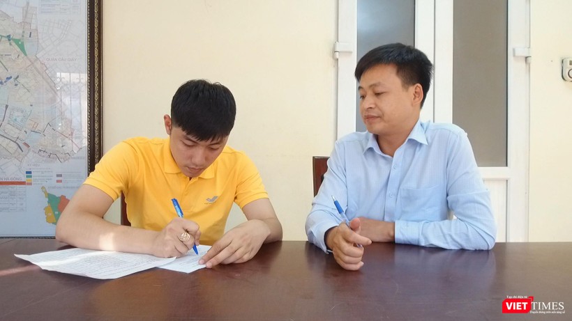 Các điều tra viên tiến hành điều tra, thu thập thông tin khảo sát về sự hài lòng của người dân