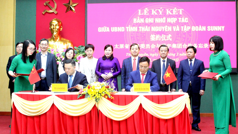 Lễ ký kết biên bản ghi nhớ hợp tác đối với dự án xây dựng Trung tâm công nghiệp Sunny Group tại KCN Yên Bình (TP. Phổ Yên) để sản xuất ống kính camera, thiết bị quang học dùng cho ô tô...