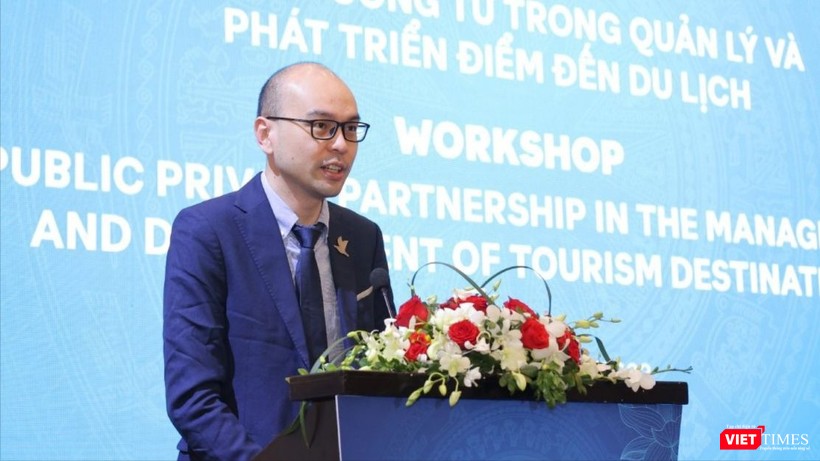 vt_Mr. Albert, Co-founder of Traveloka delivered a speech.JPG