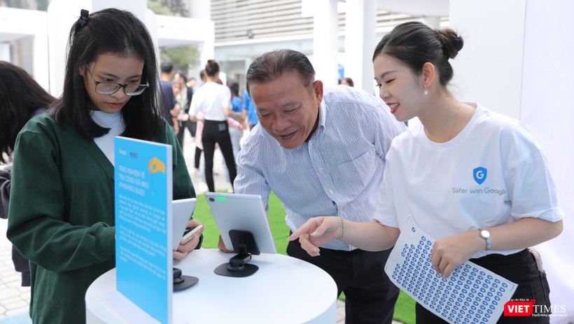 Thanh niên và người cao tuổi trải nghiệm các hướng dẫn an toàn mạng.