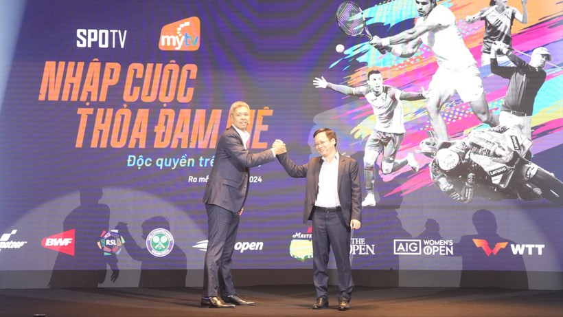 Ông Lee Choong Khay - Tổng Giám đốc SPOTV (trái) và ông Nguyễn Sơn Hải (phải) - Phó Tổng Giám đốc Tổng Công ty truyền thông VNPT-Media công bố việc hợp tác.