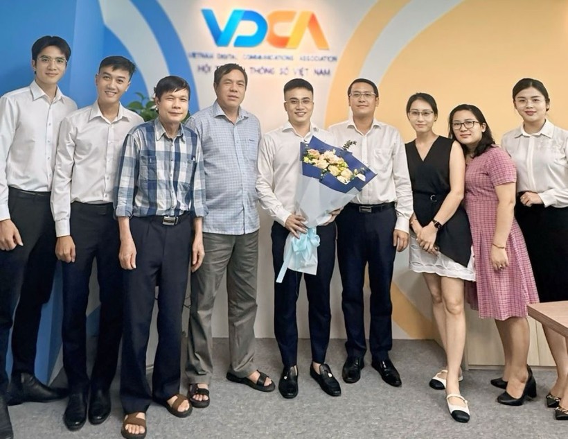 Ông Phan Đức Hùng chụp ảnh cùng lãnh đạo và cán bộ VDCA, Nam A Bank. z5524758616261-5ac21bf8e624c3f8f763763037e81e84.jpg