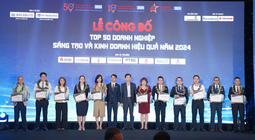 Ông Trương Minh Tiến - Giám đốc Viet Research và Tiến sĩ Võ Trí Thành trao chứng nhận đạt Top VIE50 cho các doanh nghiệp. dsc0496420240624201012.jpg