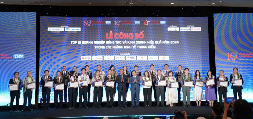 Phó trưởng Ban Kinh tế Trung ương Nguyễn Đức Hiển và Tổng biên tập Báo Đầu tư Lê Trọng Minh trao chứng nhận cho các doanh nghiệp VIE10. dsc0499120240624201023.jpg