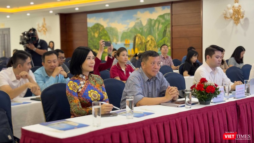 Đông đảo đại biểu chăm chú theo dõi các nội dung tham luận. vt_dai bieu.jpg
