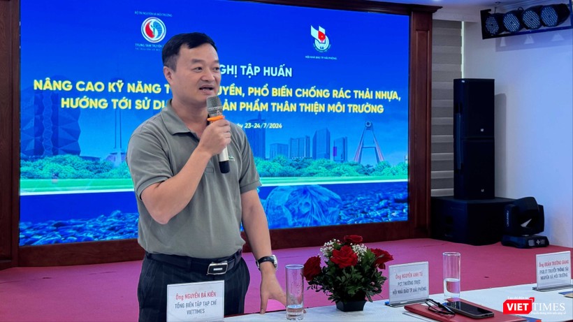 Ông Nguyễn Bá Kiên, Tổng Biên tập VietTimes, góp ý về công tác truyền thông chống rác thải nhựa. vt_tbt1.jpg