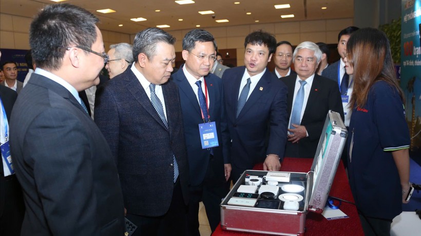 Ông Nguyễn Văn Khoa giới thiệu với lãnh đạo UBND TP. Hà Nội và các ban ngành, địa phương về một số sản phẩm ứng dụng cho đô thị thông minh. Ng Van Khoa.jpg