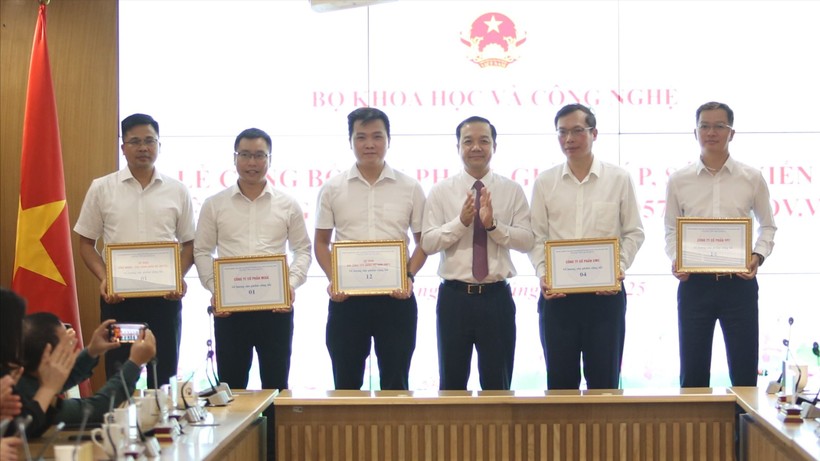 Thứ trưởng Phạm Đức Long trao kỷ niệm chương cho 5 doanh nghiệp có sản phẩm, giải pháp được công bố.