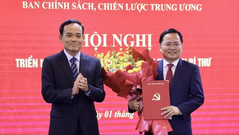 Ông Trần Lưu Quang trao quyết định điều động, phân công, bổ nhiệm cho ông Nguyễn Anh Tuấn. Ảnh: kinhtetrunguong.vn. 0F7362A8-EEB9-4397-856D-6D0B8CF6C695_1_201_a.jpeg