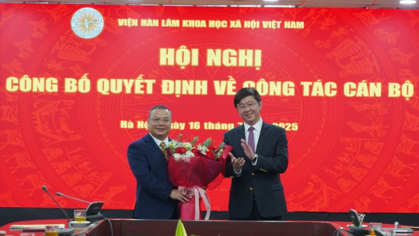 Thứ trưởng Bộ Khoa học và Công nghệ Bùi Hoàng Phương tặng hoa chúc mừng ông Lê Nam Trung. 951_bui hoang phuong tang hoa.jpg
