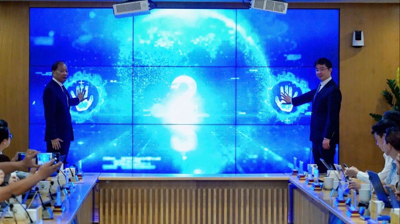 Lãnh đạo Bộ Khoa học và Công nghệ và Liên đoàn Thương mại và Công nghiệp Việt Nam thực hiện nghi thức phát động giải thưởng “Sản phẩm công nghệ số Make in Viet Nam” năm 2025.