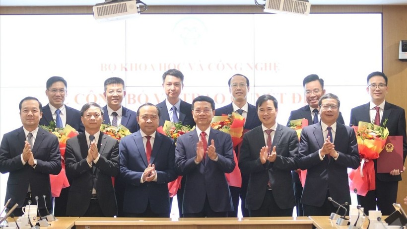 Bộ trưởng Bộ KH&CN Nguyễn Mạnh Hùng cùng các Thứ trưởng chúc mừng lãnh đạo vừa được điều động, bổ nhiệm.