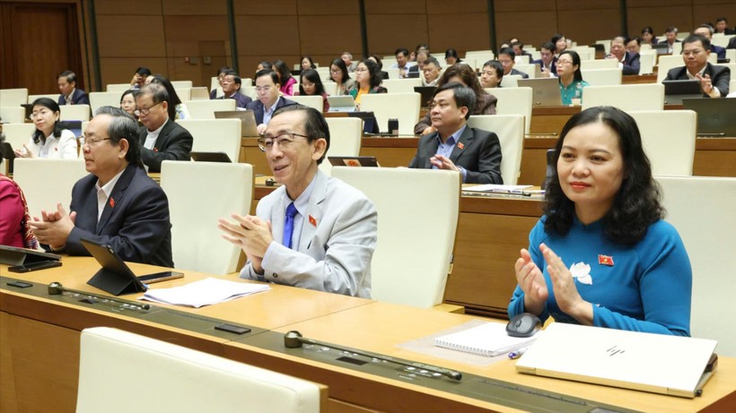 Các đại biểu tham gia phiên họp thông qua Luật Chuyển đổi số.