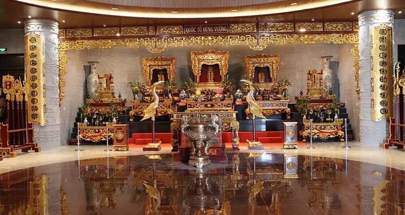 Trung tâm không gian thờ tự tại Đền chính là ngai thờ Quốc Tổ Hùng Vương, hai bên là ngai thờ Tổ phụ Lạc Long Quân và Tổ mẫu Âu Cơ, kế đến là hai bàn thờ Lạc hầu và Lạc tướng.