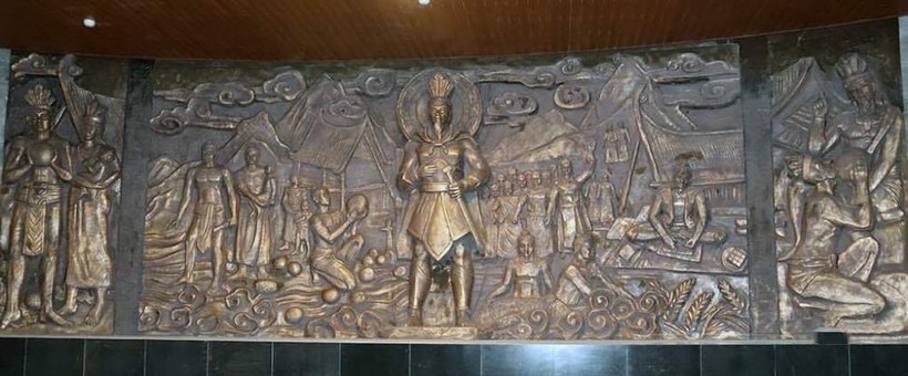 Hai bức tranh phù điêu được đặt đối xứng tại gian thờ. Một bức phù điêu tái hiện truyền thuyết “Con rồng cháu tiên” và một bức tái hiện các sự tích dưới thời đại các Vua Hùng như sự tích Mai An Tiêm, sự tích bánh Chưng, bánh Giày.