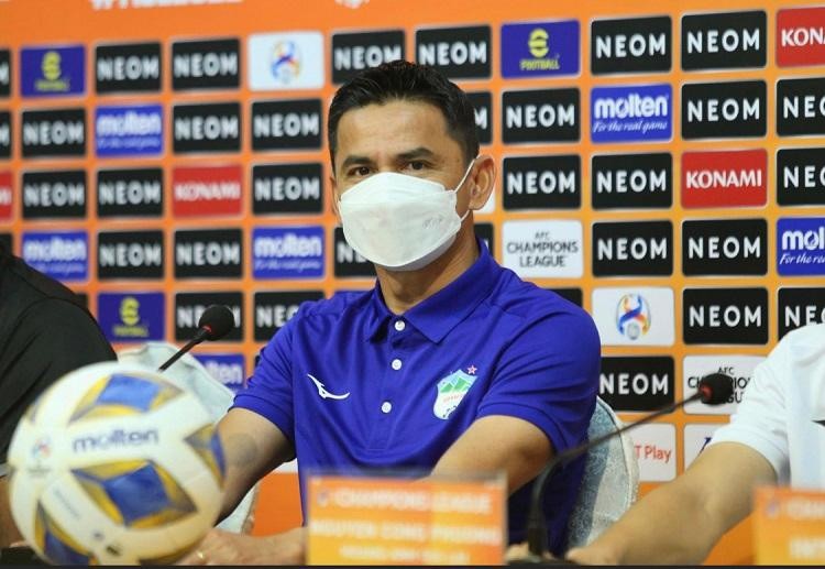 HLV Kiatisuk trả lời tại buổi họp báo trước trận HAGL và Sydney.