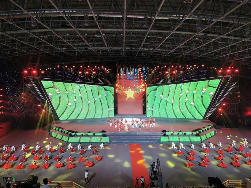Lời giã bạn của nước chủ nhà SEA Games 31Việt Nam bằng chùm bài hát Quan họ - Di sản Phi vật thể thế giới được UNESCO công nhận với những làn điệu Mời Trầu, Giã bạn, và Người ơi người ở đừng về qua phần trình bày của 100 nghệ sỹ Dân ca Quan họ Bắc Ninh.