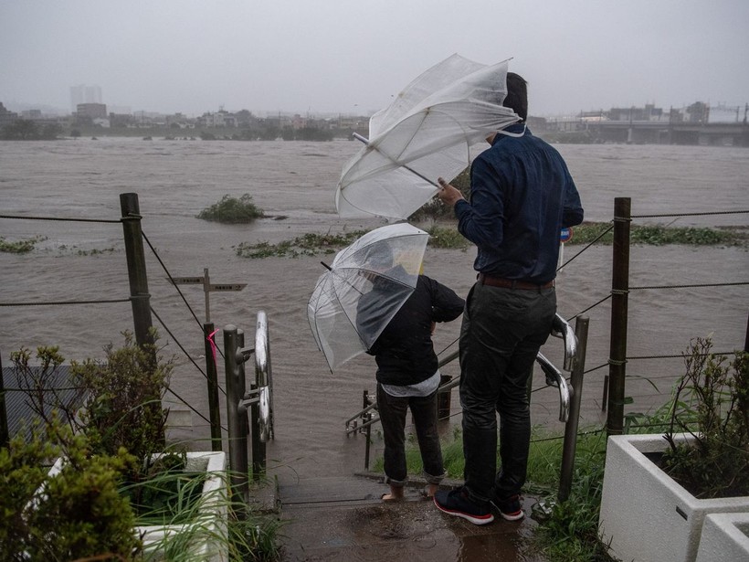 Nhiều khu vực lân cận thủ đô Tokyo bị ngập lụt do lượng mưa lớn mà cơn bão kéo theo (Ảnh: AP)