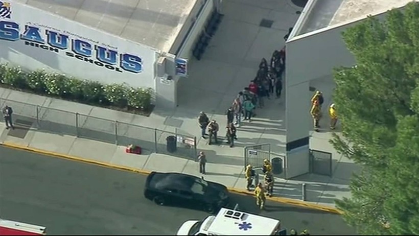 Cảnh sát vũ trang hộ tống một nhóm học sinh ra khỏi trường an toàn (Ảnh: CNN) Cảnh sát vũ trang hộ tống một nhóm học sinh ra khỏi trường an toàn (Ảnh: CNN)