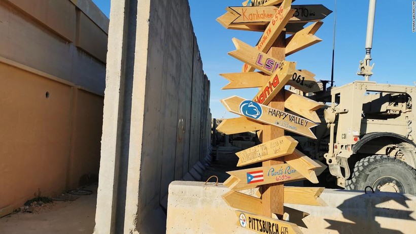 Một tấm biển chỉ dẫn bên ngoài khu vực nhà ở trong căn cứ al-Asad sau vụ tấn công (Ảnh: CNN) Một tấm biển chỉ dẫn bên ngoài khu vực nhà ở trong căn cứ al-Asad sau vụ tấn công (Ảnh: CNN)