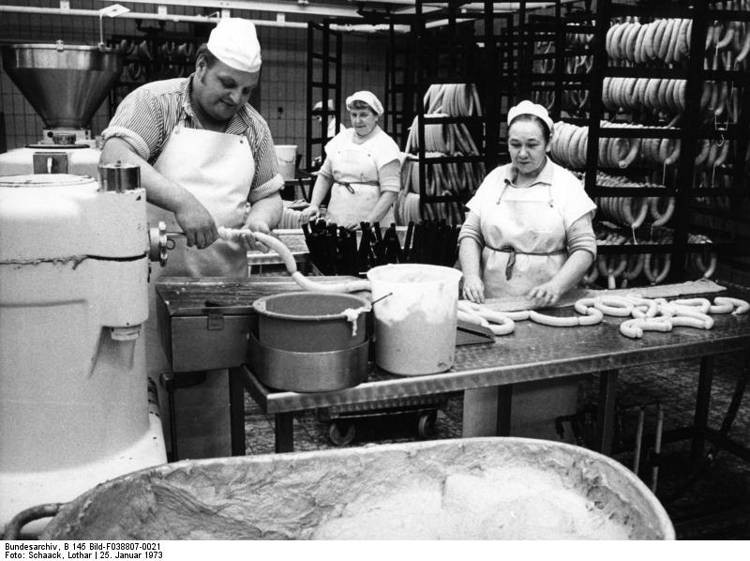 Volkswagen đã bắt đầu sản xuất xúc xích từ năm 1973 tại một nhà máy của họ (Ảnh: Odd Central)