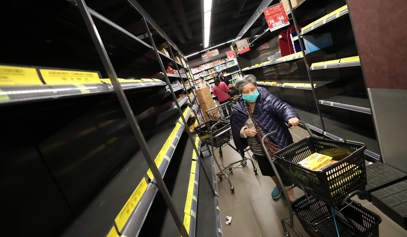 Một người phụ nữ đi dọc những kệ hàng trống không trong một siêu thị ở Hong Kong (Ảnh: SCMP) Một người phụ nữ đi dọc những kệ hàng trống không trong một siêu thị ở Hong Kong (Ảnh: SCMP)