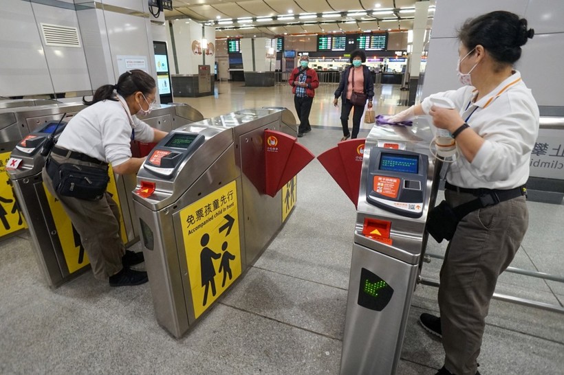 Khử trùng tại một trạm xe lửa ở Đài Loan (Ảnh: CNA)