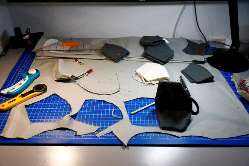 May khẩu trang tại nhà ở Berlin, Đức (Ảnh: Reuters) May khẩu trang tại nhà ở Berlin, Đức (Ảnh: Reuters)