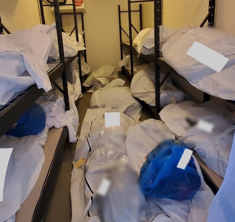 Nhiều thi thể xếp chồng lên nhau trong phòng lạnh tại bệnh viện (Ảnh: Twitter) Nhiều thi thể xếp chồng lên nhau trong phòng lạnh tại bệnh viện (Ảnh: Twitter)