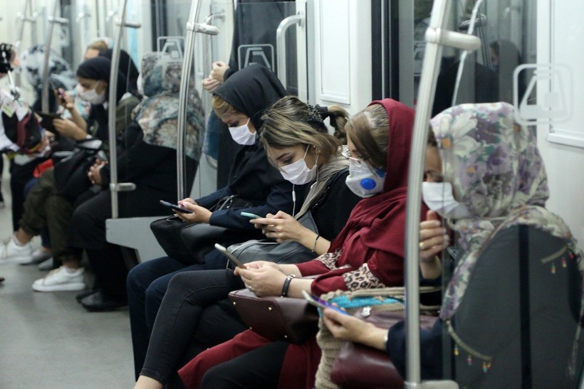 Người dân Iran được yêu cầu đeo khẩu trang khi tới những nơi công cộng (Ảnh: MiddleEastMonitor)
