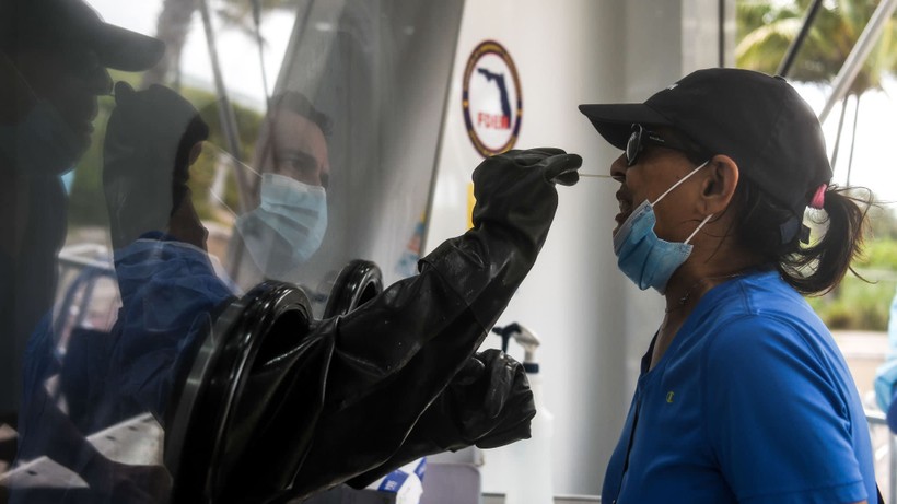 Nhân viên y tế lấy mẫu xét nghiệm COVID-19 ở bang Texas, Mỹ (Ảnh: Reuters)