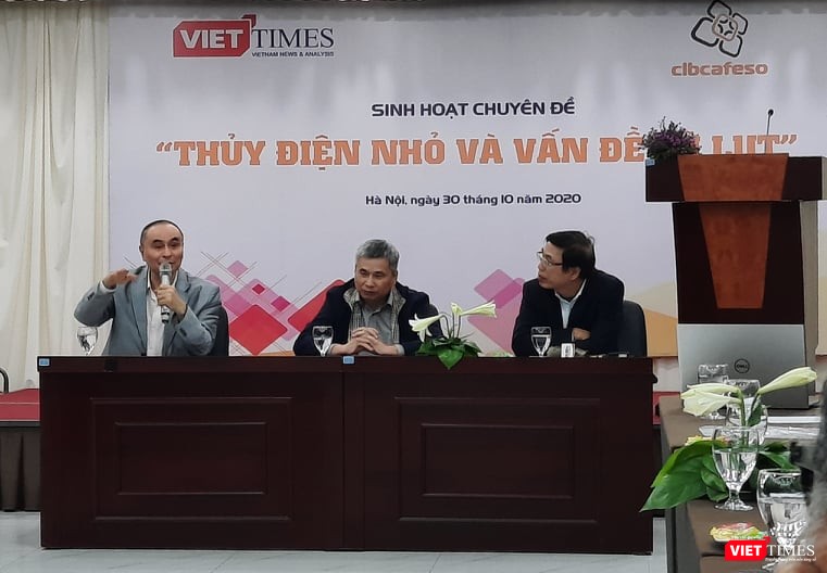 PGS. TS Vũ Thanh Ca (trái) phát biểu tại buổi toạ đàm “Thuỷ điện nhỏ và vấn đề lũ lụt” do CLB Café Số và VietTimes phối hợp thực hiện