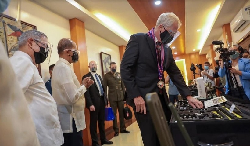 Ông Miller kiểm tra các thiết bị quân sự mà Mỹ tặng cho Philippines trong hôm 8/12 (Ảnh: SCMP)