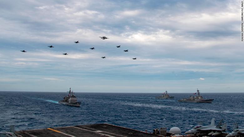 Hai nhóm tác chiến tàu sân bay USS Theodore Roosevelt và USS Nimitz của Mỹ được điều tới Biển Đông tập trận (Ảnh: CNN)