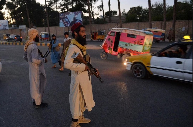 Các tay súng của Taliban đứng canh gác ở một góc đường, thành phố Herat, Afghanistan (Ảnh: AFP)