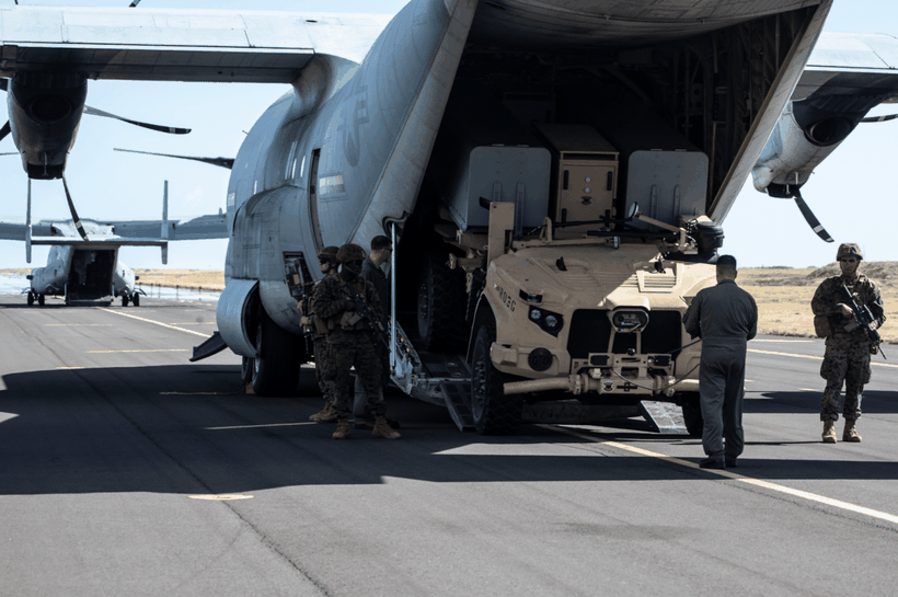 Hệ thống NMESIS được vận chuyển bằng máy bay KC-130J tới Hawaii (Ảnh: US Marines)