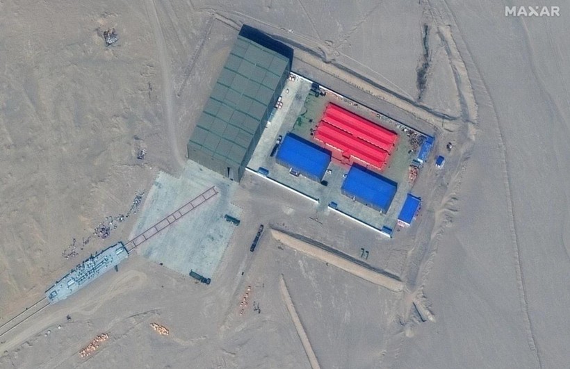 Mục tiêu dài 75 m được đặt trên đường ray (Ảnh: Maxar)