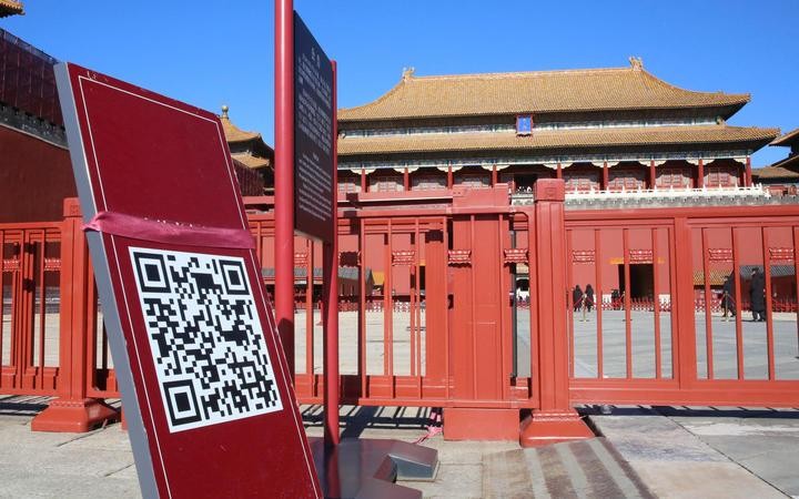 Một tấm biển yêu cầu quét mã QR để báo cáo thông tin y tế trước Tử cấm thành (Ảnh: Yomiuri Shimbun)