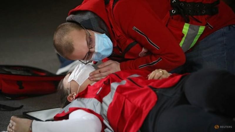 Các học sinh được học cách sơ cứu cơ bản. Ảnh: REUTERS