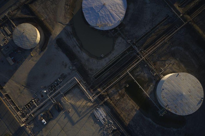 Ảnh chụp từ trên cao một nhà máy lọc dầu ở bang California, Mỹ (Ảnh: Bloomberg)