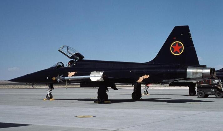 Chiến đấu cơ F-5E của Mỹ được sơn lại để đóng giả &quot;MiG-28&quot; hư cấu trong phim Top Gun nă 1986 (Ảnh: Military Watch)