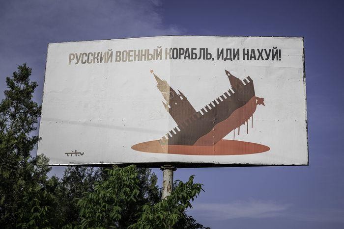 Một tấm biển có ảnh tàu Moskva bị đánh chìm, cùng dòng chữ &quot;Chiến hạm Nga, hãy biến đi&quot;, ở gần Odessa (Ảnh: Zuma Press)